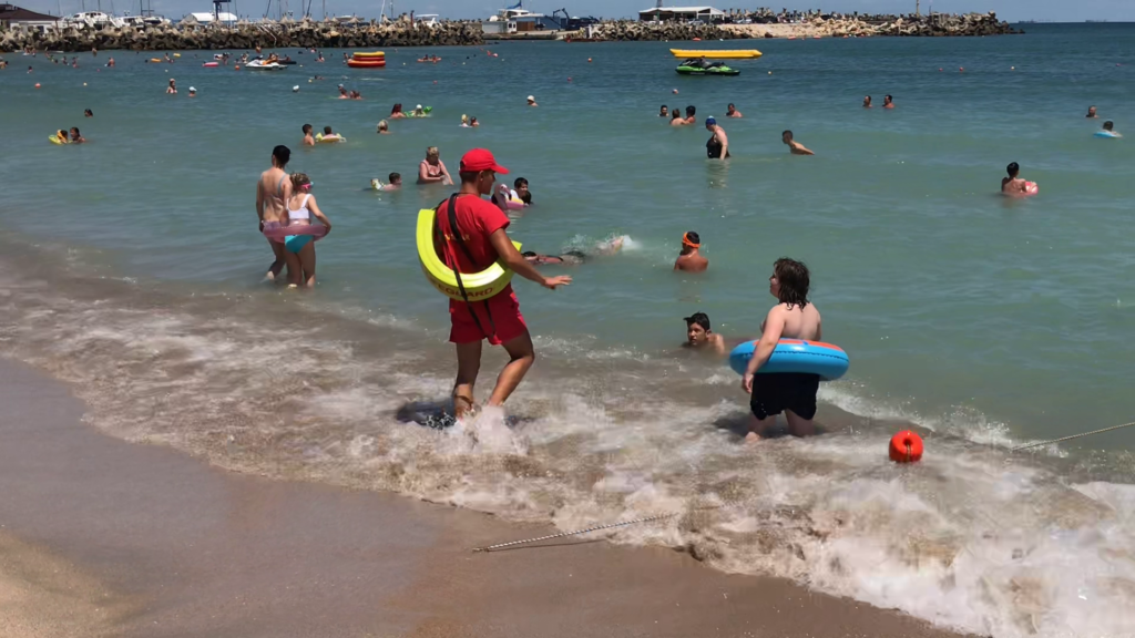 Alertă pe litoral, cu steag roșu pe plaje. Turist înecat în mare, copii în pericol de moarte
