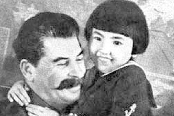 Fetița care l-a îmbrățișat pe Stalin, și Stalin i-a omorât părinții