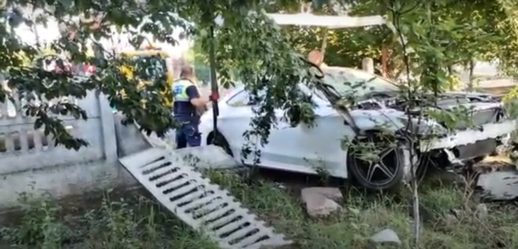Iubita fiului lui Sile Cămătaru a distrus un Mercedes la Iași. Accident spectaculos