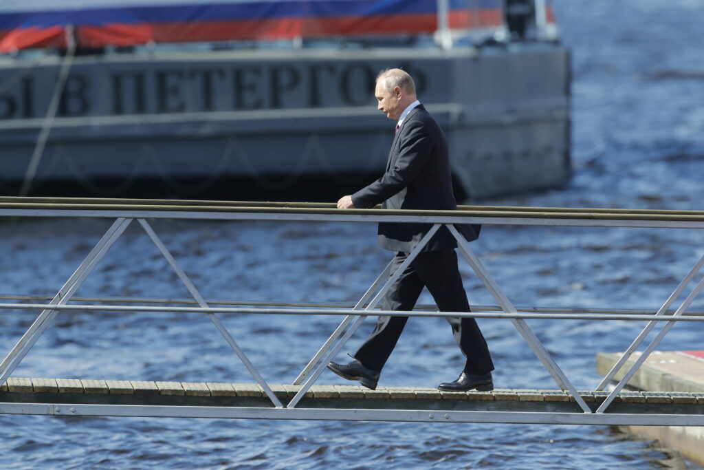 Putin a început numărătoarea inversă pentru război! O mare strâmtoare navală este blocată. Zeci de nave implicate