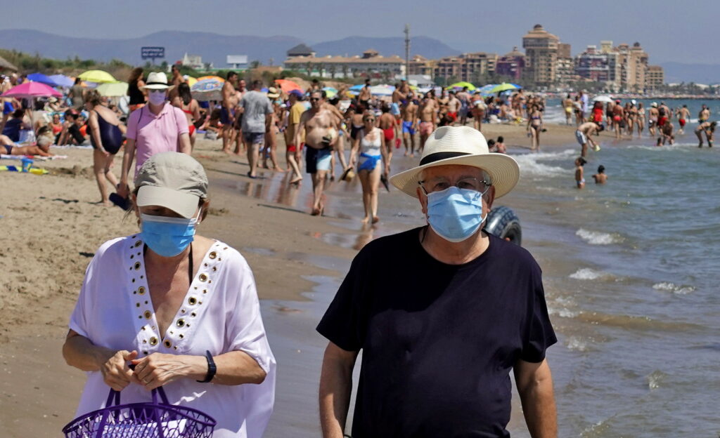 Masca obligatorie în spații deschise și măsuri drastice pe plajă. Ce pregătește Guvernul Orban