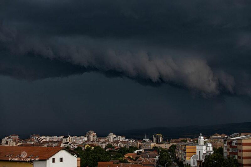 Cod Roșu de furtună în România! 17 județe sub Cod galben de inundații