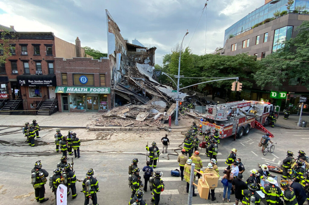O clădire cu trei etaje din New York s-a prăbușit. Poliția caută supraviețuitori