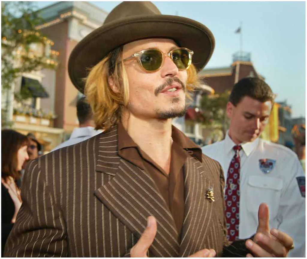 Drogat şi beat, Johnny Depp doarme pe podea, îmbrăcat... Foto în articol. Şocant!