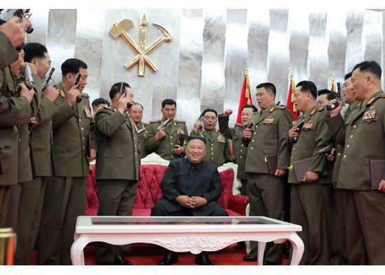 Cu molima în casă, Kim sărbătorește cu pistoale comemorative