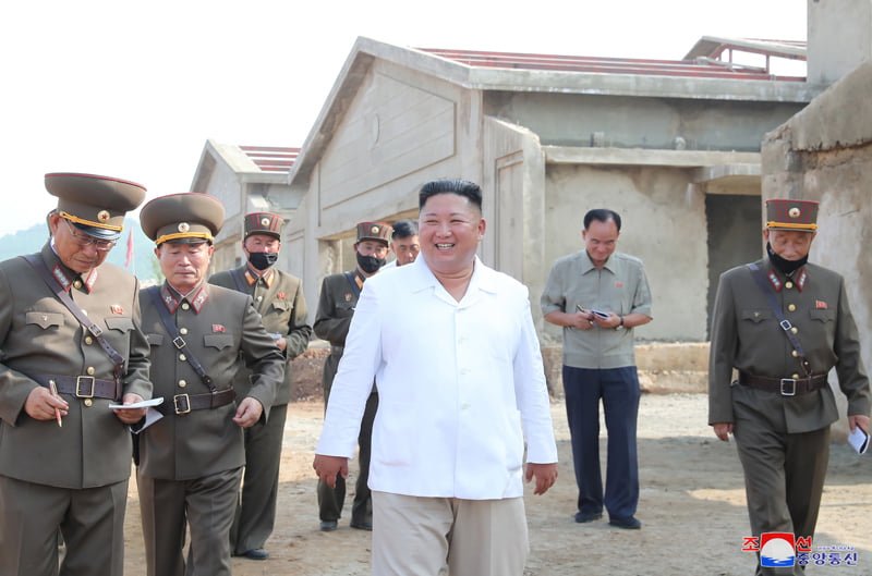 Phenianul difuzează imagini cu Kim Jong Un, după zvonurile că s-ar afla în comă