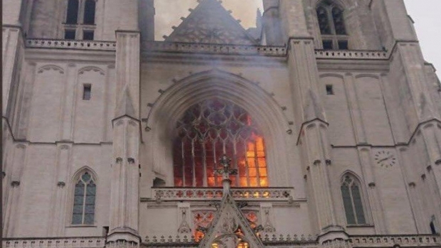 Focul de la Catedrala din Nantes a fost pus intenționat! Suspectul se află în arestul Poliției!