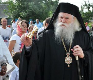 Înghesuială la binecuvântarea noului Arhiepiscop al Sucevei și Rădăuților