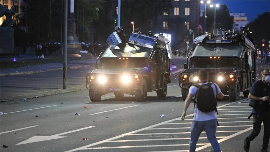 Protestele violente de la Belgrad continuă. Președintele acuză „agenturile” străine