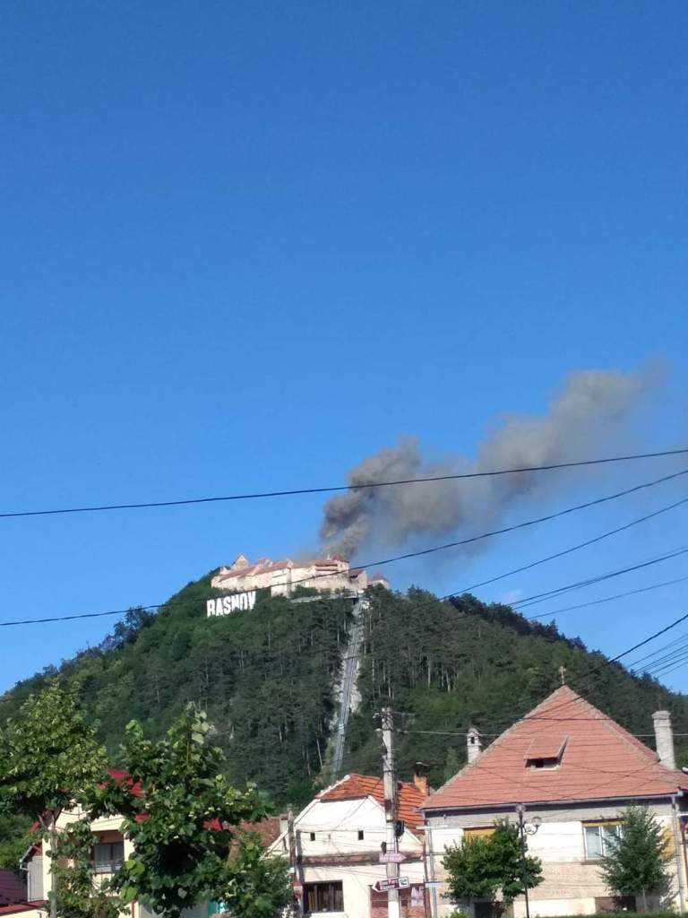 Acoperișul Cetății Râșnov, în flăcări. Pompierii au intervenit rapid. Foto în articol