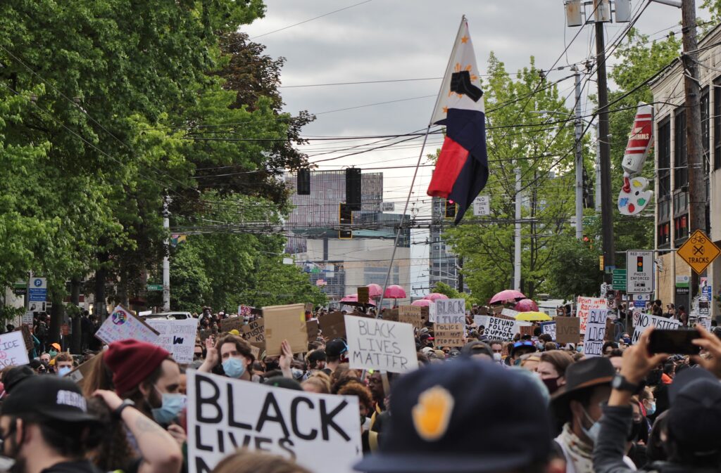 Lupte de stradă cu poliția, la Seattle. Black Lives Matter dau foc
