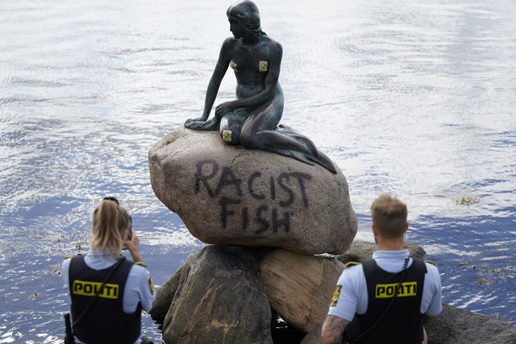 Mica Sirenă, vandalizată. „Pește rasist”