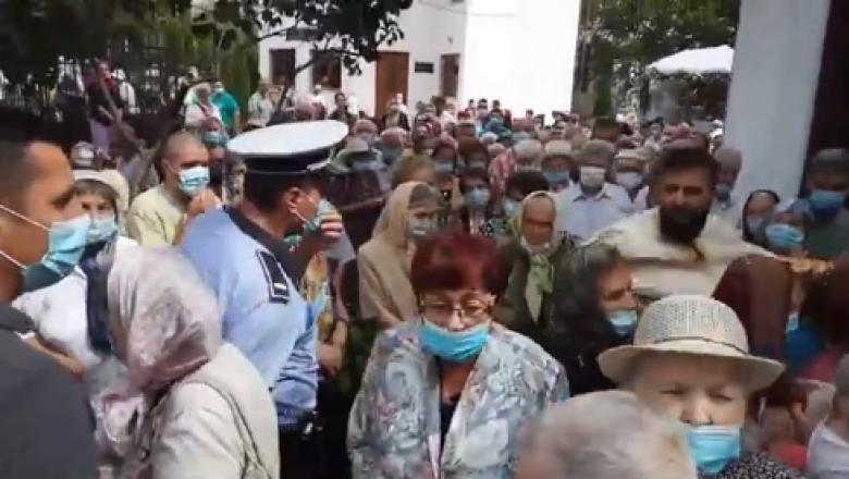Sute de credincioși s-au înghesuit la o biserică din Pitești. Un preot a avut de suferit | VIDEO