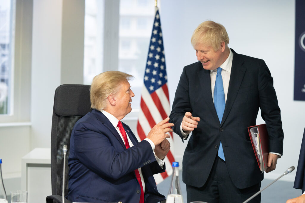 Trump i-a îndoit mâna lui Johnson: Marea Britanie renunță la Huawei