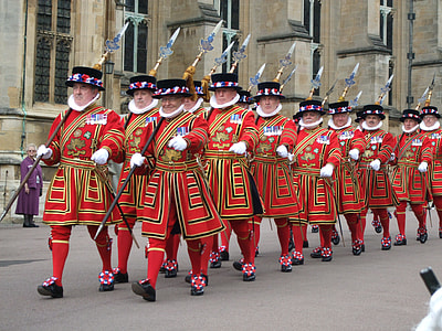 Covid-19. Turnul Londrei concediază o parte din celebrii gardieni „Beefeaters”