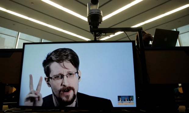 Eterna dilemă Snowden: patriot sau trădător? Americanii îl acuză de profit până la cer