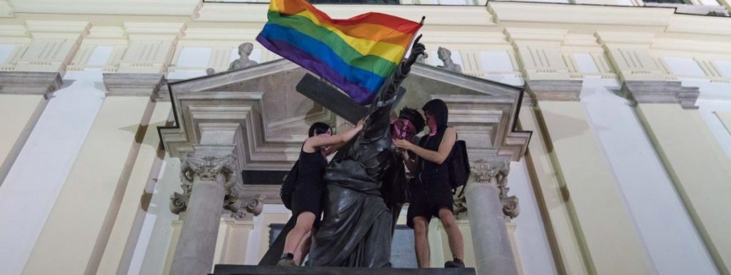 Polonia își apără tradiția: Profanatori LGBT ai unei statui a lui Hristos, puși sub acuzare