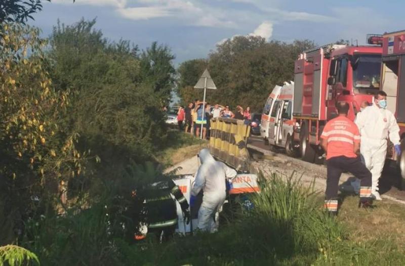 Grav accident rutier în Gorj. O ambulanță a căzut de pe un pod. Transporta un pacient bolnav de COVID-19