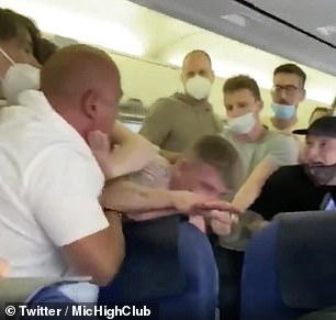 Scandal monstru într-un avion. Vacanța a zeci de persoane a fost dată peste cap