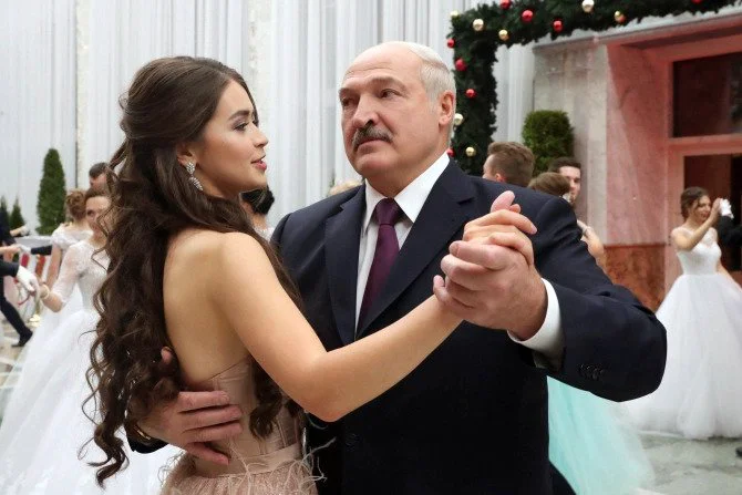 Dictatorul Lukașenko, cățelușul unei "modeline" de doar 22 de anișori! Foto