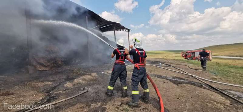 Incendiu devastator la Botoșani. Pompierii se luptă cu flăcările de 24 de ore