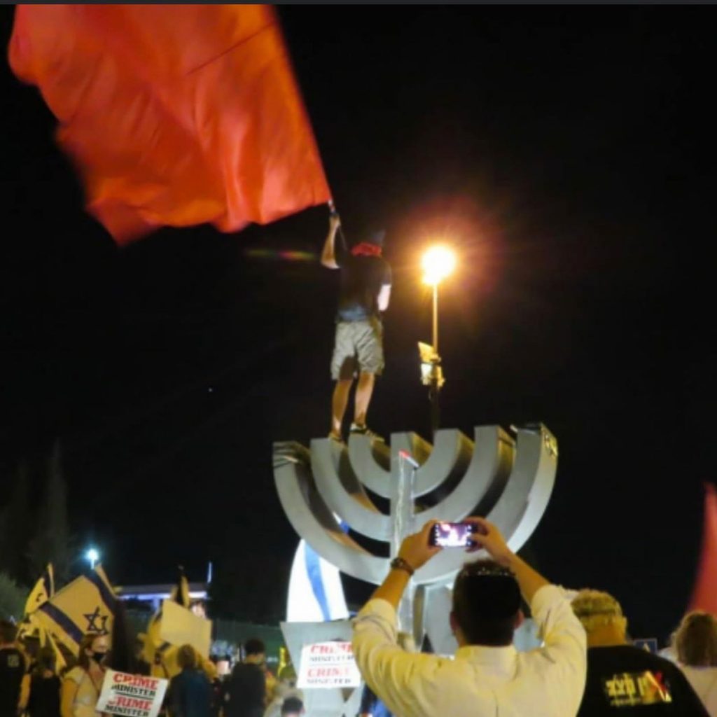 Fiul lui Netanyahu: Protestele îl distrează pe tata