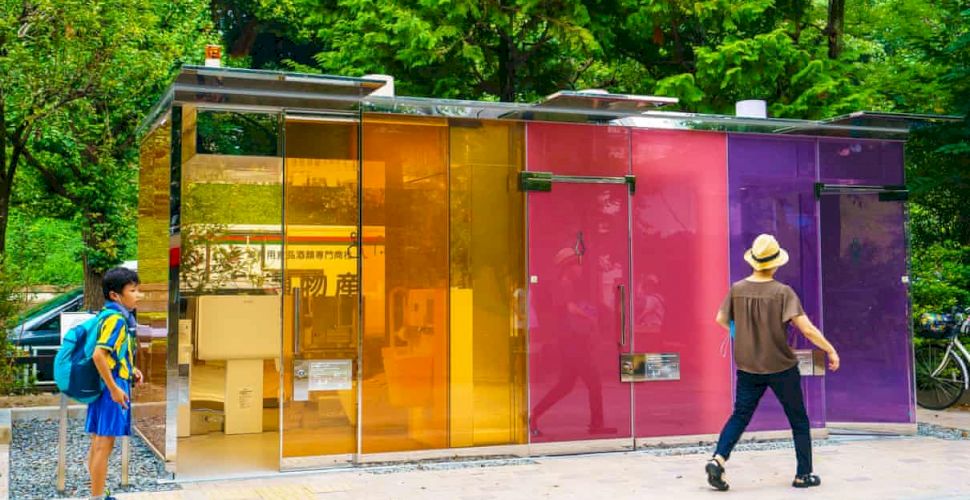 În parcurile din Japonia au apărut WC-urile publice transparente