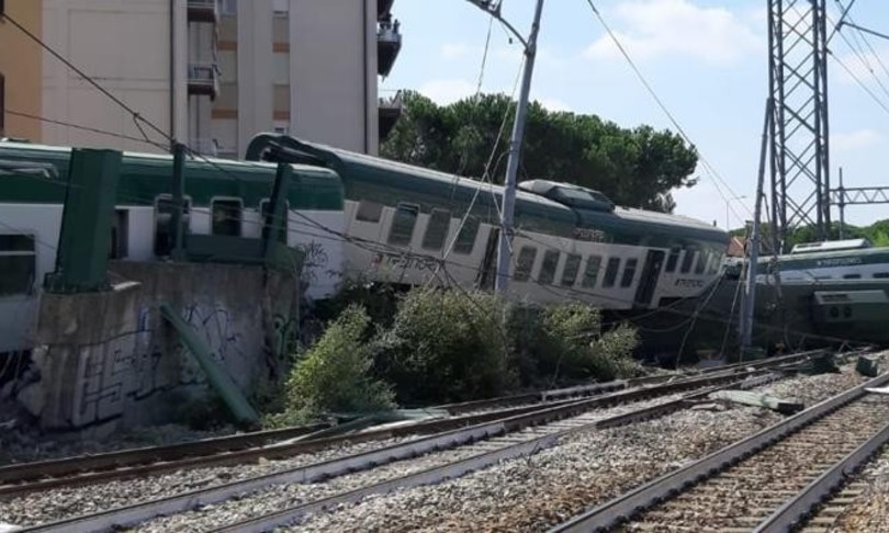 Tren de navetiști deraiat în Italia pe o rută folosită de români. Vagoanele au sărit...