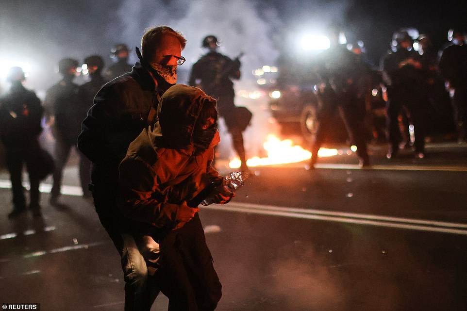 Trump toarnă gaz pe foc după ce un activist s-a autoincendiat din greșeală: Democrații sunt de vină