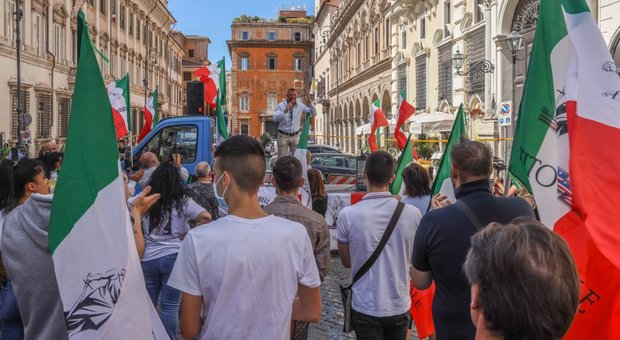 UPDATE Proteste violente la Roma. Manifestanții au dat foc fotografiei Papei Francisc