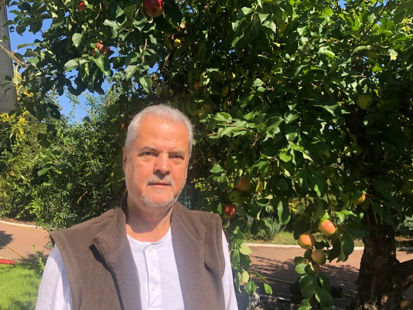 Adrian Năstase refuză invitaţiile la TV. Se ocupă cu „strângerea merelor pentru palincă”