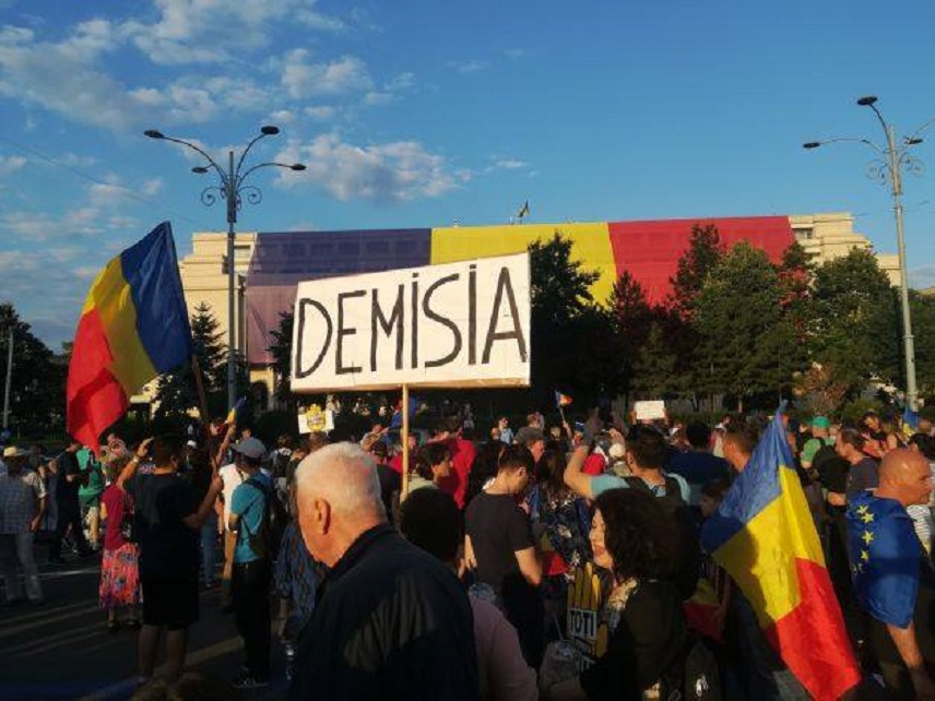 Protest în Piața Victoriei. Manifestanții vor demisia unui ministru important