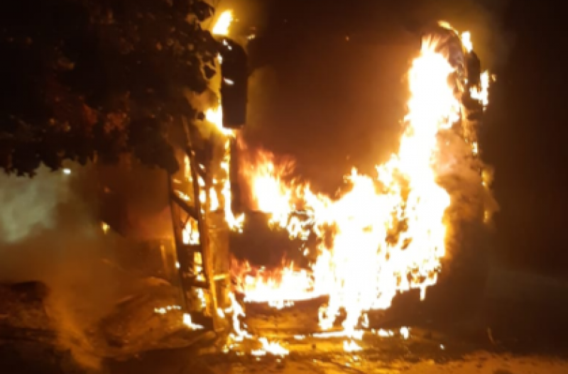 Imagini de groază în România: Autobuz în flăcări. Mai grav: I s-a dat foc!