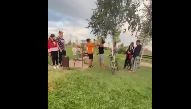 Scene șocante într-un parc din România. Un copil a fost bătut crunt VIDEO