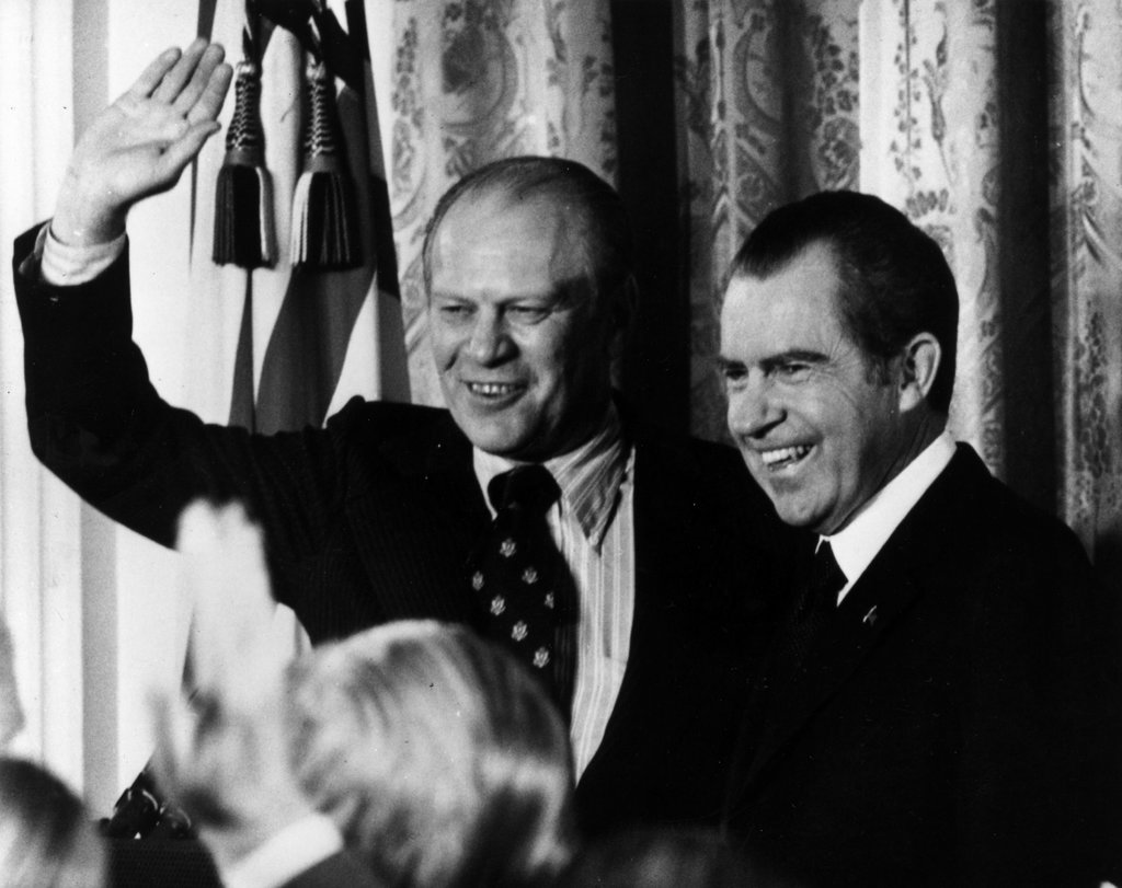 Bunul Ford îl iartă pe răul Nixon