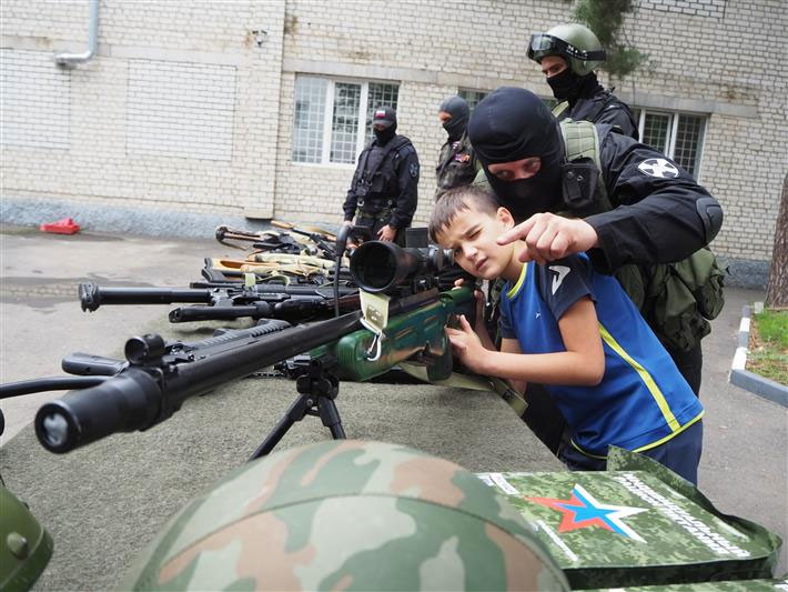 „Vara patriotică” a copiilor ruși. Vacanță cu mitraliera alături de Garda Națională