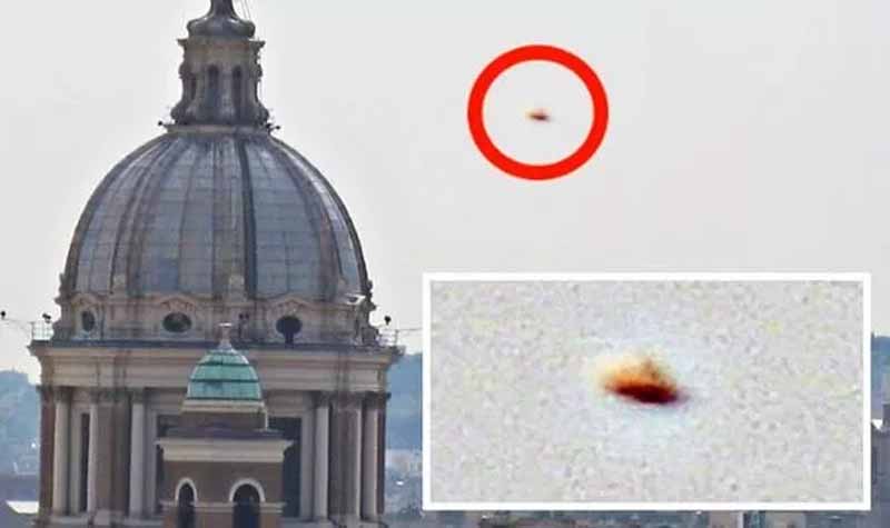 Imagini şocante cu un „disc portocaliu” filmat deasupra Vaticanului. FOTO
