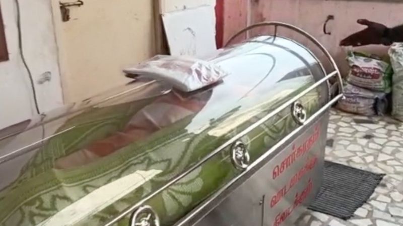 Pățania unui indian care a murit la patru zile după ce a fost salvat dintr-un frigider mortuar!