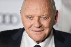 Anthony Hopkins a rămas doar cu treptele. Vila de 6,6 milioane de dolari, mistuită de flăcări. Foto