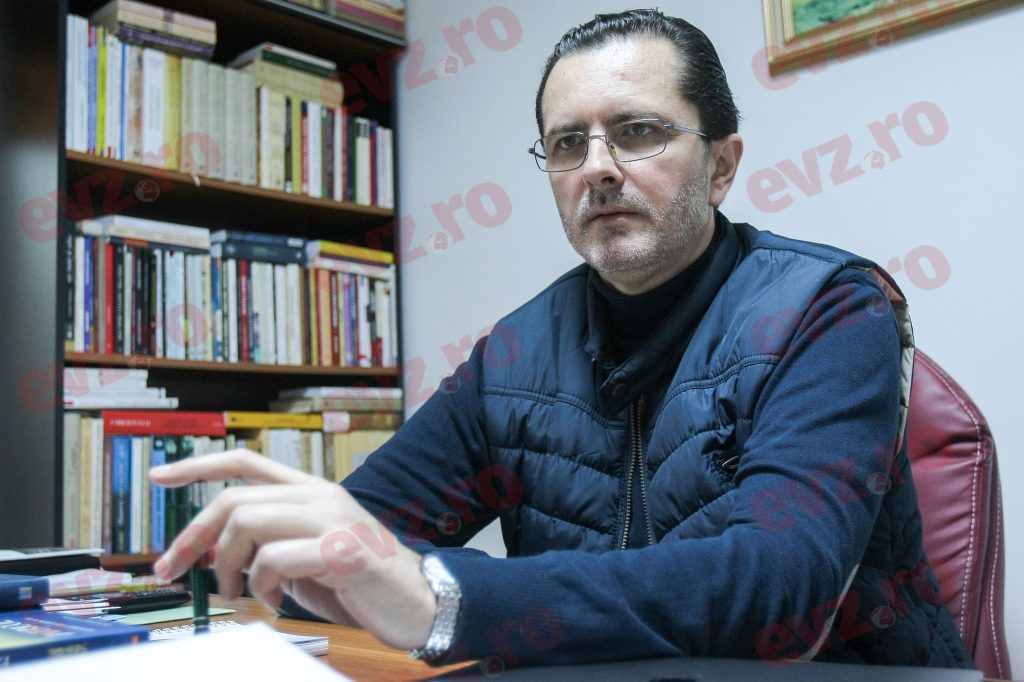 Teologul Vasile Bănescu își continuă războiul cu IPS Teodosie. S-a trecut la faza atacului la familie