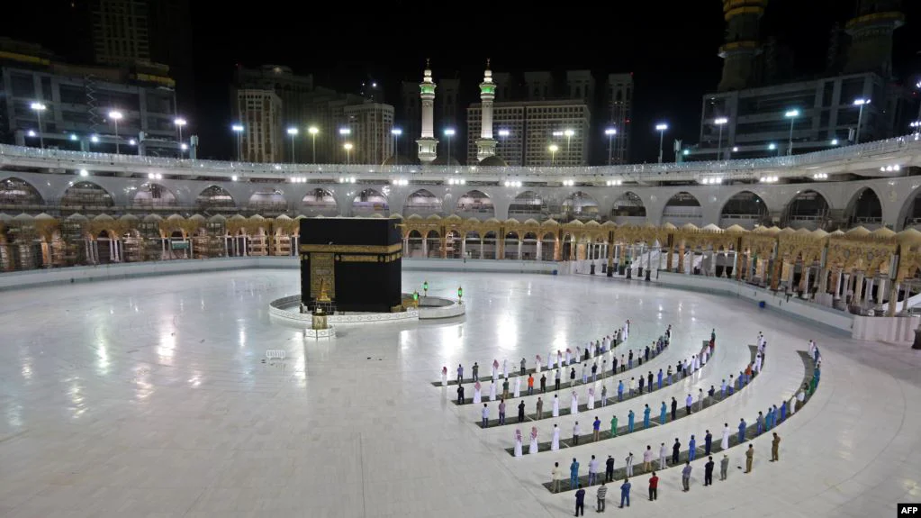 Cale liberă la Mecca, după 7 luni! Răsună rugăciunile în Marea Moschee