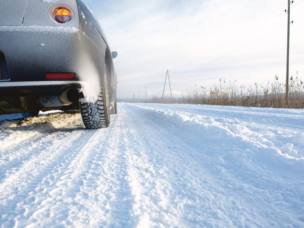 Codul Rutier. Atenție, șoferi! Ninge în România, iar mașinile trebuie echipate pentru iarnă. Neglijența care vă costă 3.000 de lei
