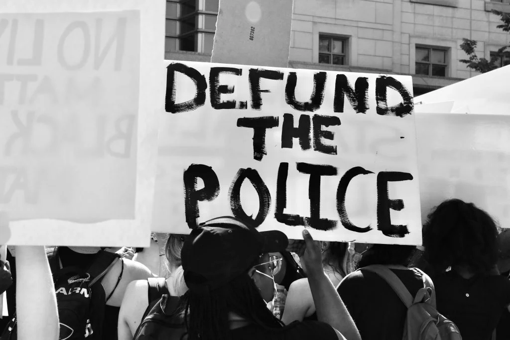 Încă un Mit stângist se năruie: Cum și-a spart BLM capul cu „Defund the Police”