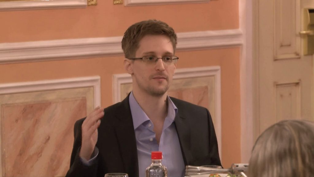 Putin i-o ia înainte lui Trump: Snowden primește drept de rezidență permanentă în Rusia