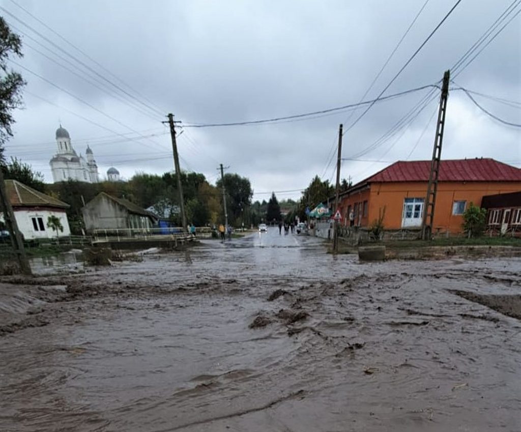 Alertă de inundații pe mai multe râuri din România de la INMH