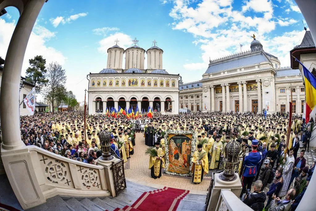 Peste 300.000 de oameni vor participa la pelerinajul religios de la Iaşi. Moaștele Sfintei Cuvioase Parascheva vor rămâne o săptămână la catedrală