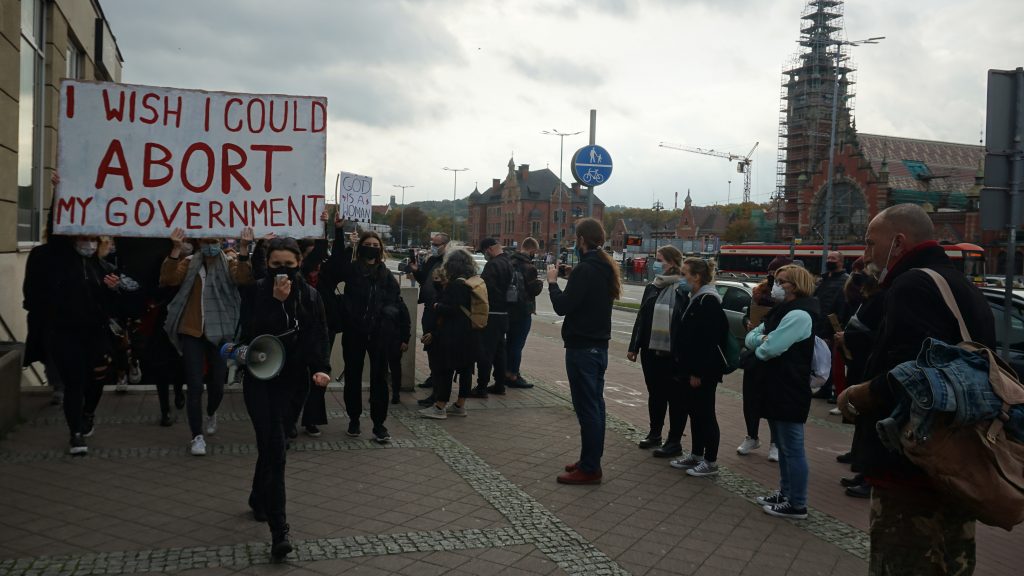 Polonia: biserica, sub asediu după interzicerea avortului de către Curtea Constituțională