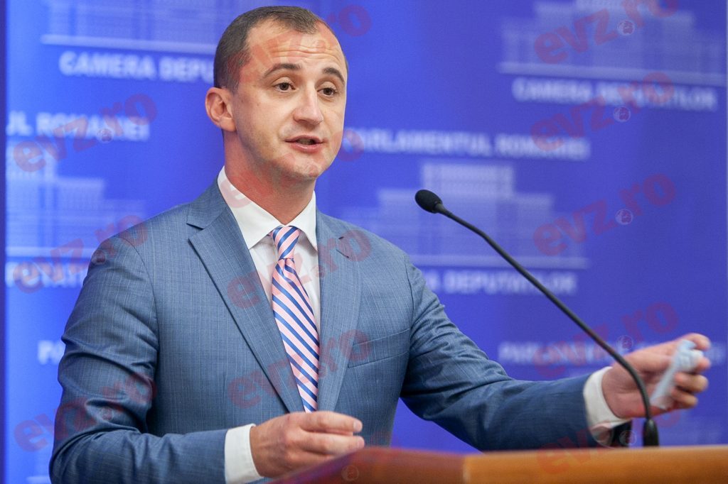 Alfred Simonis ironizează campania pro-vaccinare a Guvernului. „Premierul nu e Alain Delon”
