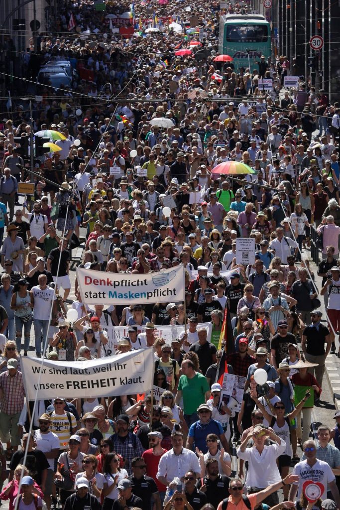 Uriaș protest Anti-Mască: Un lanț uman de 30.000 de oameni între Germania, Austria și Elveția