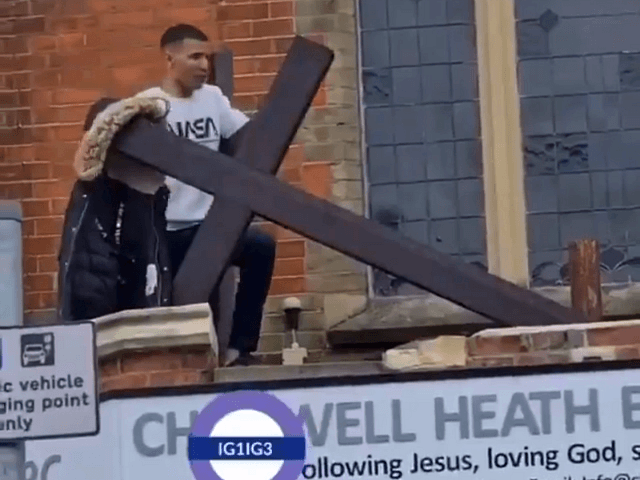 Londra 2020: Cum să dărâmi o cruce de biserică în miezul zilei (VIDEO)